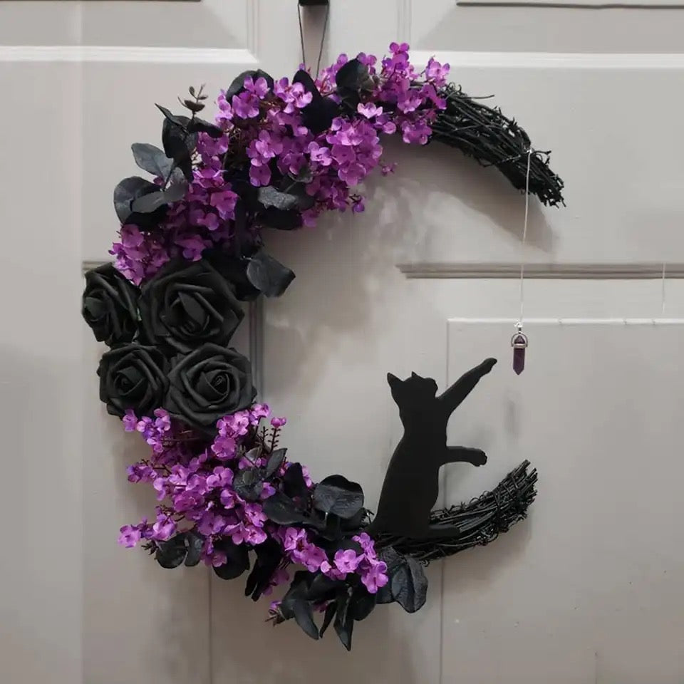 Beautiful Halloween themed moon-shaped wreath with an adorable black kitty. Perfect home decoration for the autumn season (especially Spooktober:)). Purple and black colours.