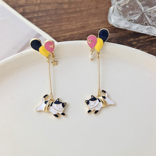 Adorable earrings with a cute kitty flying with a colourful balloon. Lovely gift idea for cat lovers.
