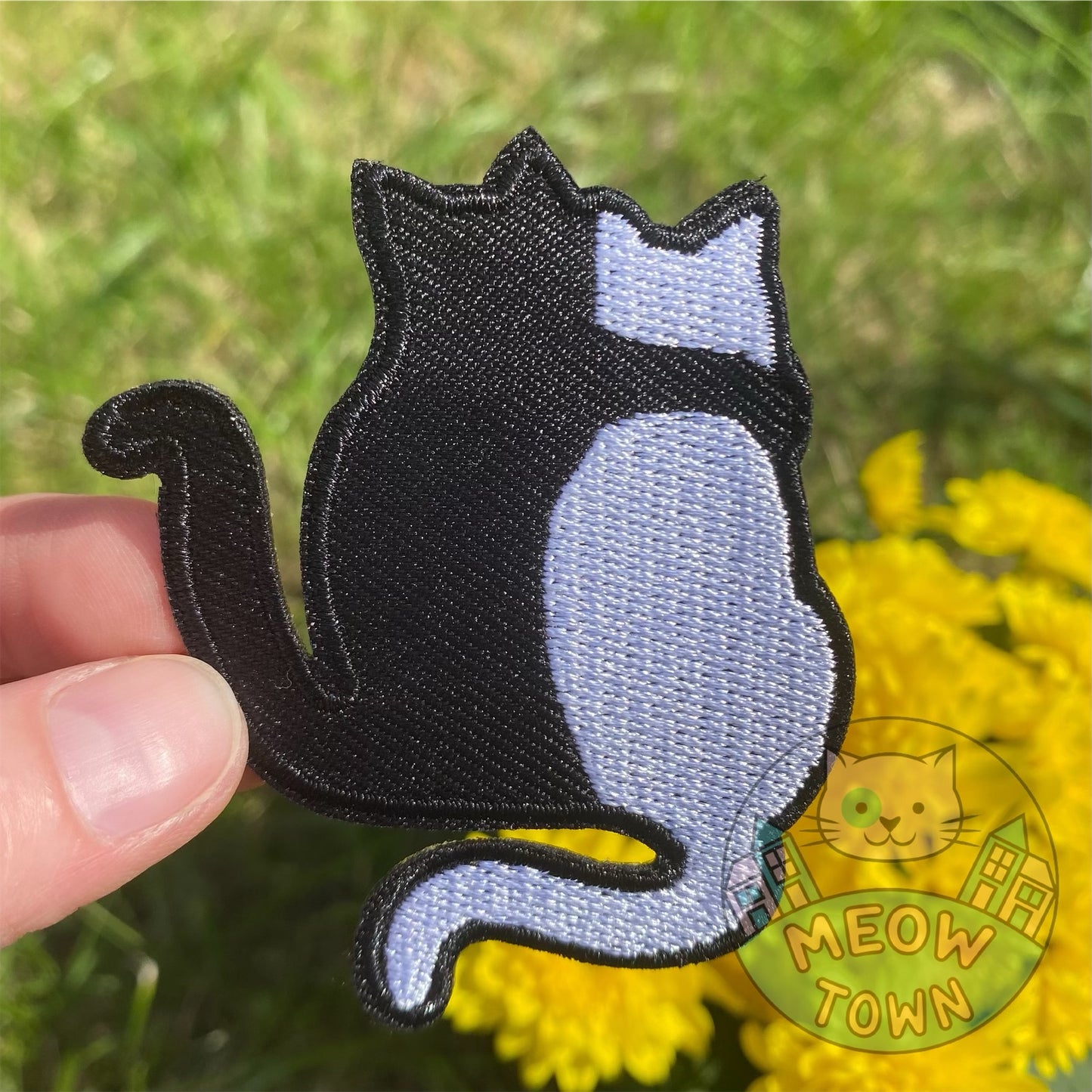 Adorable embroidered iron-on patch with black and white cats hugging each other :) A perfect way to bring new life to your old garments or to cover small holes or marks with this cute kitty!