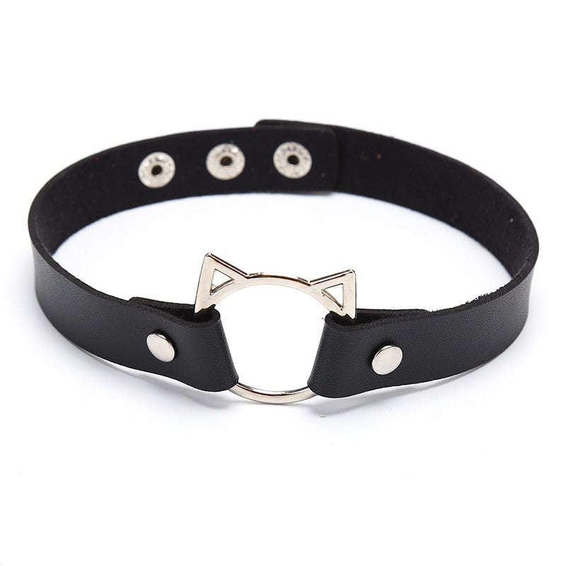 A stylish and trendy choker style necklace with kitty shaped O-ring. Black faux PU leather material, silver metalware (zinc allow). Dimensions: Full length: 39cm. Adjustable with snap fasteners in the following 3 sizes: 31.5cm, 34cm, 37cm (manual measurements, small difference might be possible). Size is suitable for teens and adults.
