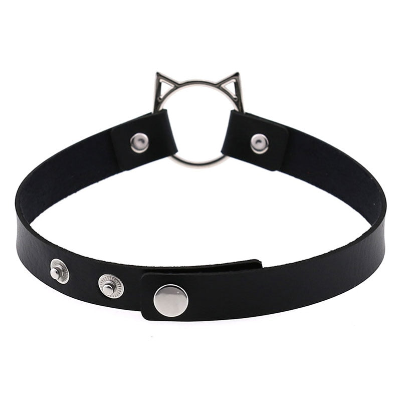 A stylish and trendy choker style necklace with kitty shaped O-ring. Black faux PU leather material, silver metalware (zinc allow). Dimensions: Full length: 39cm. Adjustable with snap fasteners in the following 3 sizes: 31.5cm, 34cm, 37cm (manual measurements, small difference might be possible). Size is suitable for teens and adults.