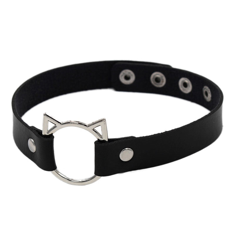 A stylish and trendy choker style necklace with kitty shaped O-ring. Black faux PU leather material, silver metalware (zinc allow). Dimensions: Full length: 39cm. Adjustable with snap fasteners in the following 3 sizes: 31.5cm, 34cm, 37cm (manual measurements, small difference might be possible). Size is suitable for teens and adults.