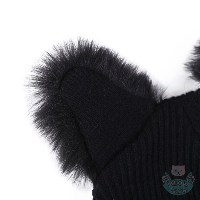 Cute, warm knitted hat with fluffy faux fur ears, specifically designed for the cat lover. Embroidered little nose and whiskers. Adults/teens size. Polyester, faux fur material. Suitable for autumn, winter and spring.