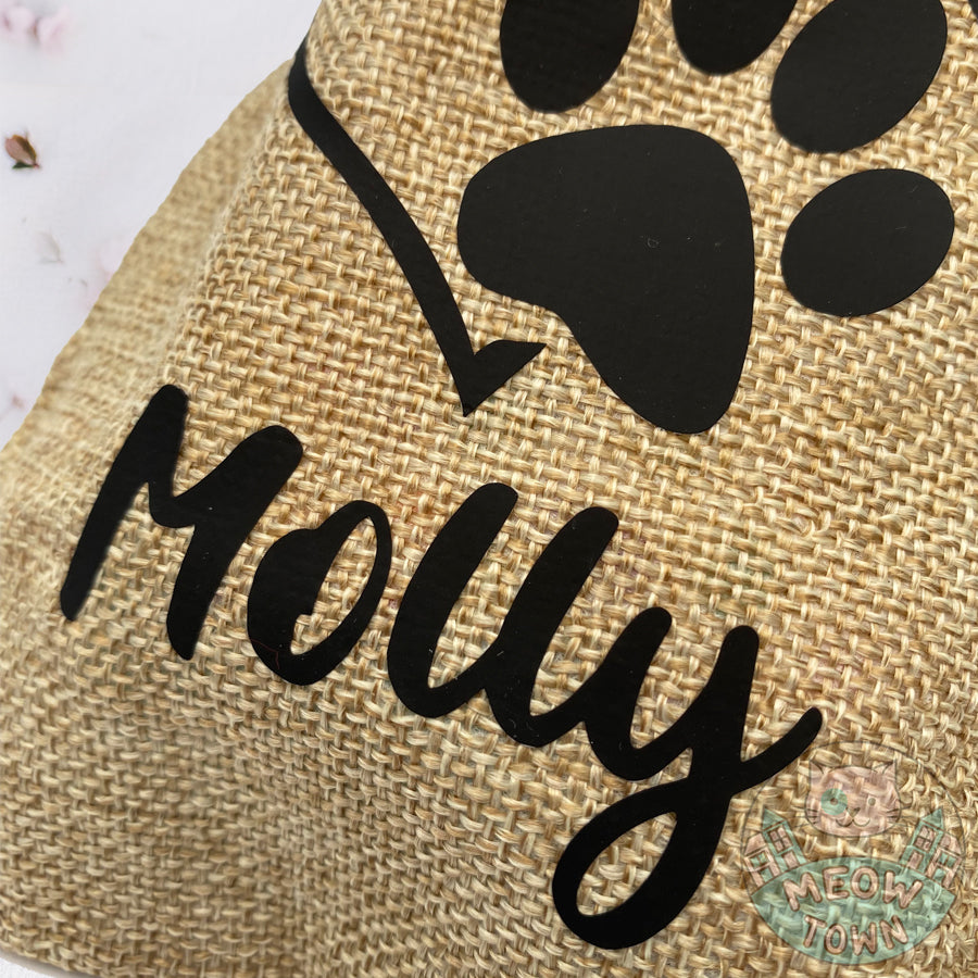 A lovely burlap bag with drawstrings for cat lovers and their furry little friends :) This little pouch is perfect as a gift bag for any occasions such as Christmas or Birthday, or use it as a treat bag for your four-pawed friend. Cute paw & heart design and personalised name
