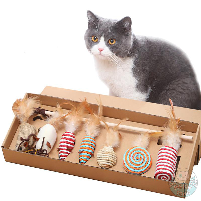 A fantastic collection of cat toys including a teaser wand, refill toy, sisal mice and ball with feather. One box contains 7pcs toys Material: Wood, sisal, linen, feather
