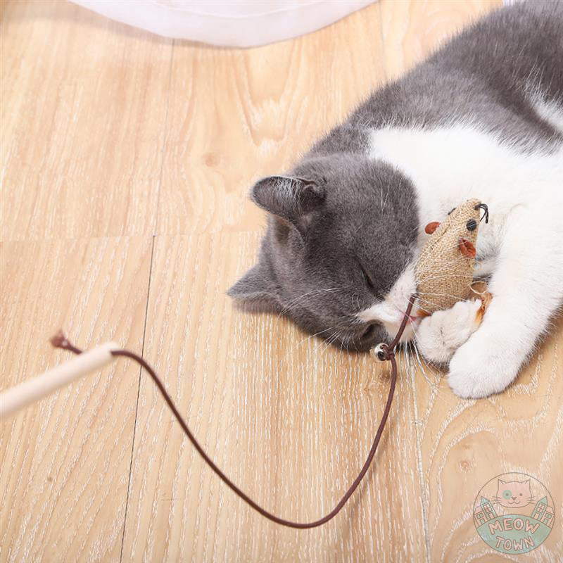 A fantastic collection of cat toys including a teaser wand, refill toy, sisal mice and ball with feather. One box contains 7pcs toys Material: Wood, sisal, linen, feather