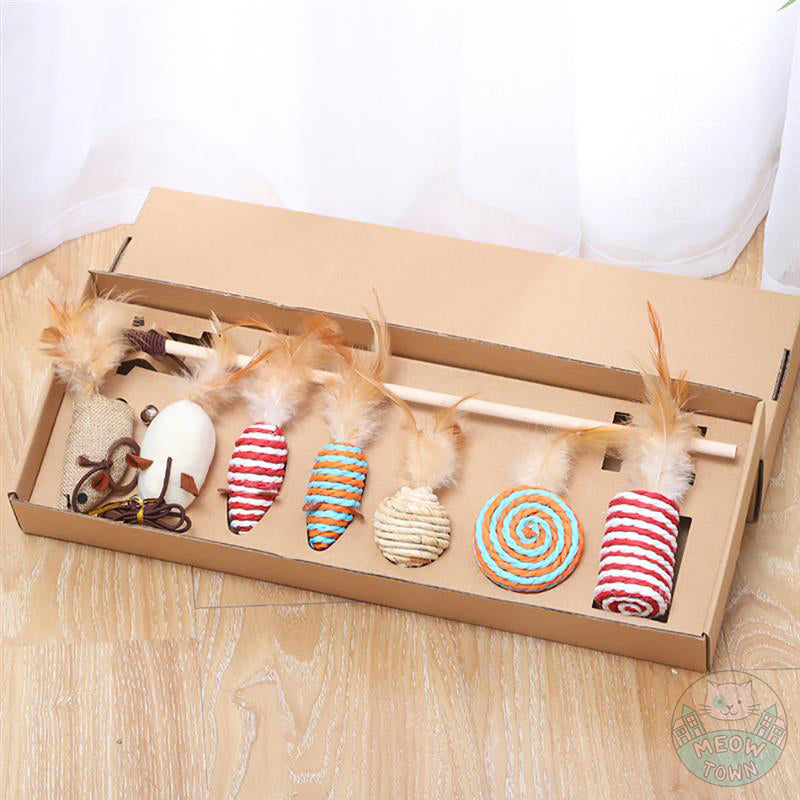 A fantastic collection of cat toys including a teaser wand, refill toy, sisal mice and ball with feather. One box contains 7pcs toys Material: Wood, sisal, linen, feather
