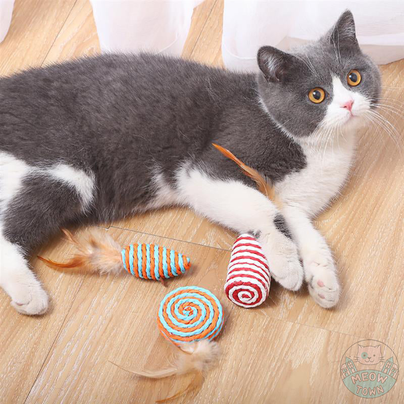A fantastic collection of cat toys including a teaser wand, refill toy, sisal mice and ball with feather. One box contains 7pcs toys Material: Wood, sisal, linen, feather