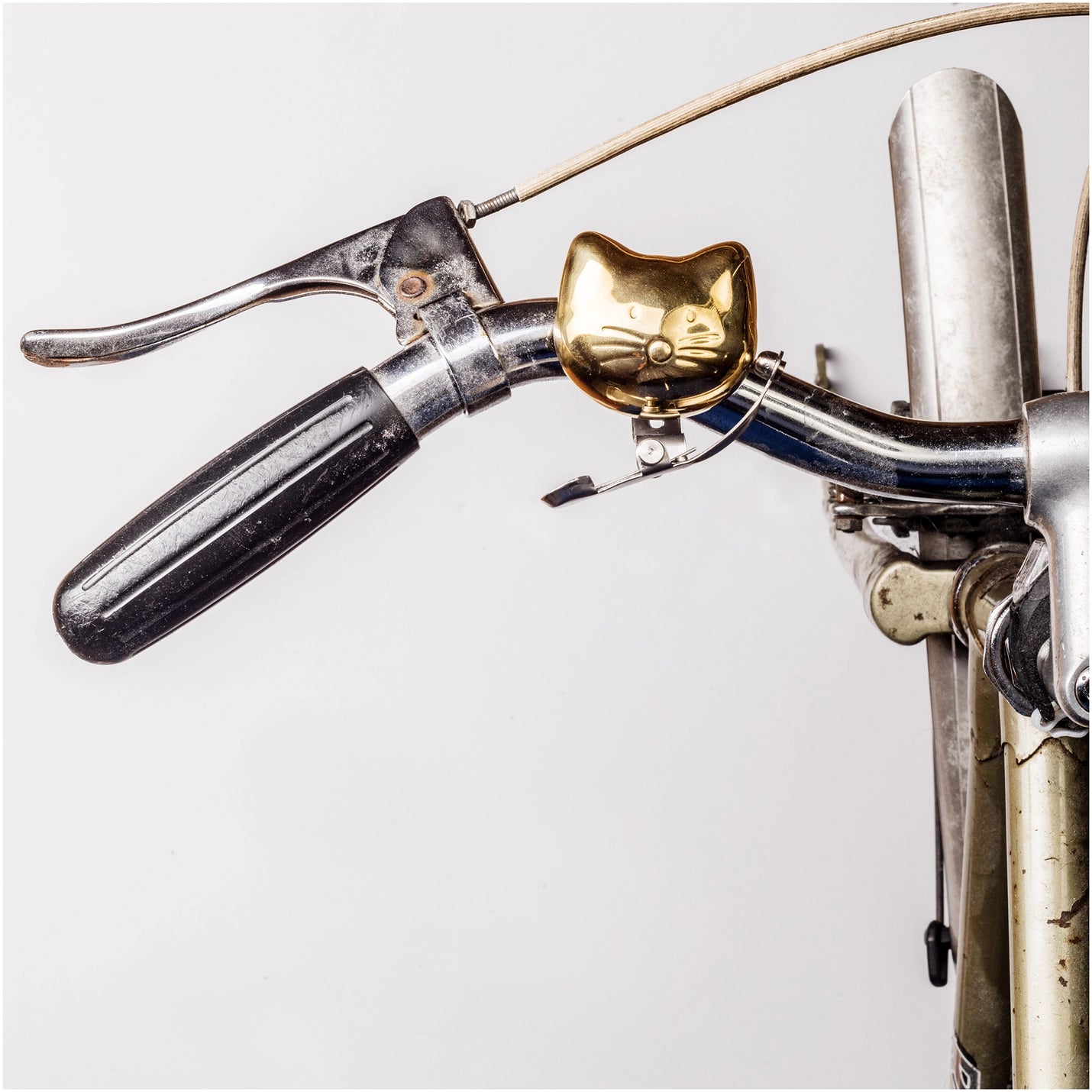 Simple yet effective, the Cat Bicycle Bell uses centuries old, trusted technology to warn people out of your way: a compact brass bell with a sprung thumb lever. Stay safe while riding by installing this golden kitty shaped bell to your bicycles, or scooters! Warn other road users and avoid cat-astrophe. Perfect for a cat-loving outdoor cyclist, it's a unique product full of cattitude. 