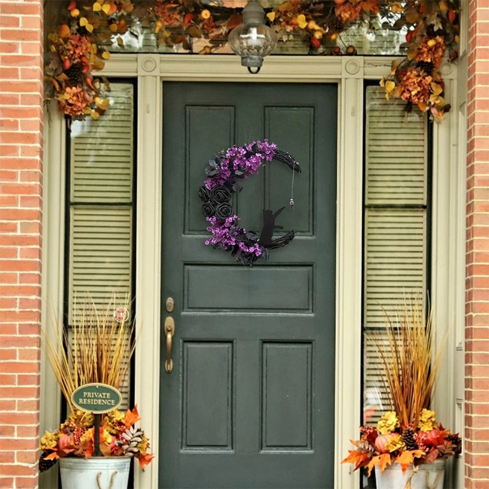 Beautiful Halloween themed moon-shaped wreath with an adorable black kitty. Perfect home decoration for the autumn season (especially Spooktober:)). 