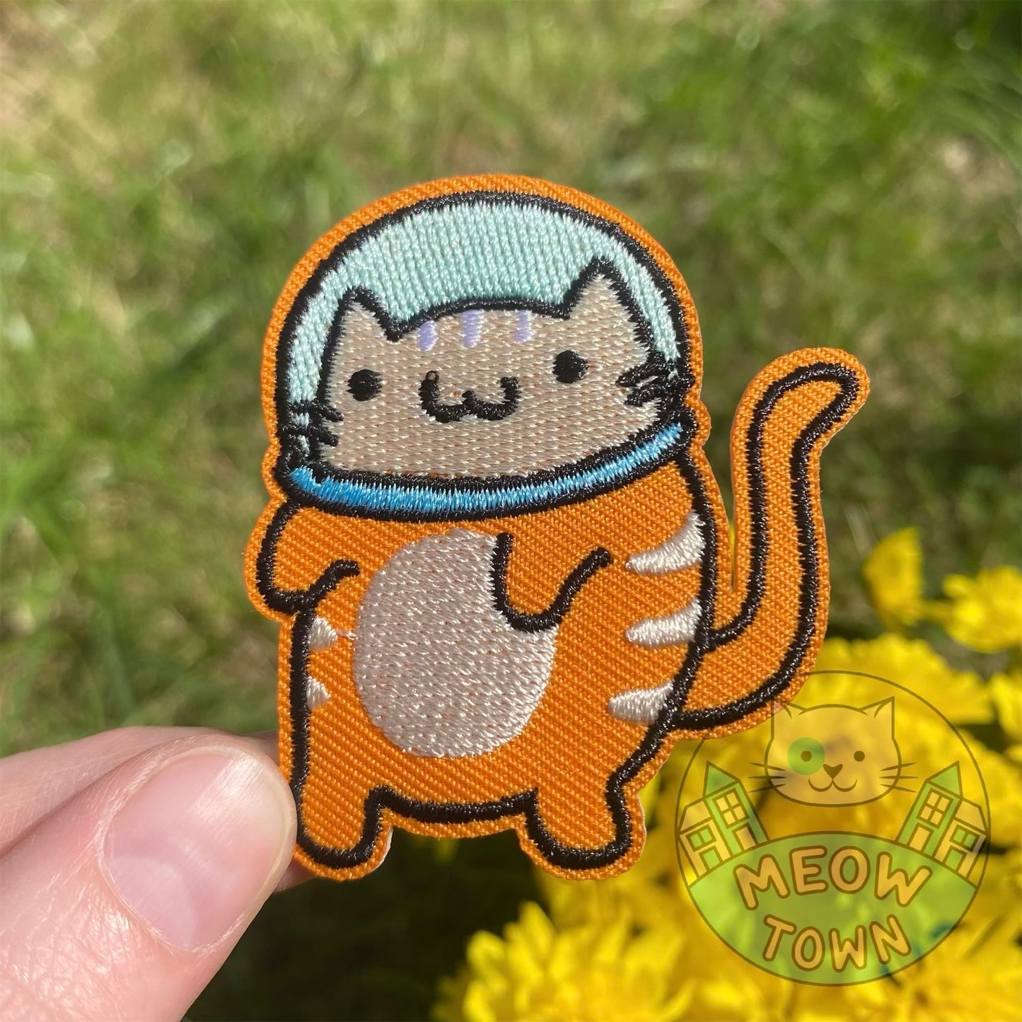 Adorable embroidered iron-on astronaut cat patch. A perfect way to bring new life to your old garments or to cover small holes or marks with this cute catstronaut kitty!