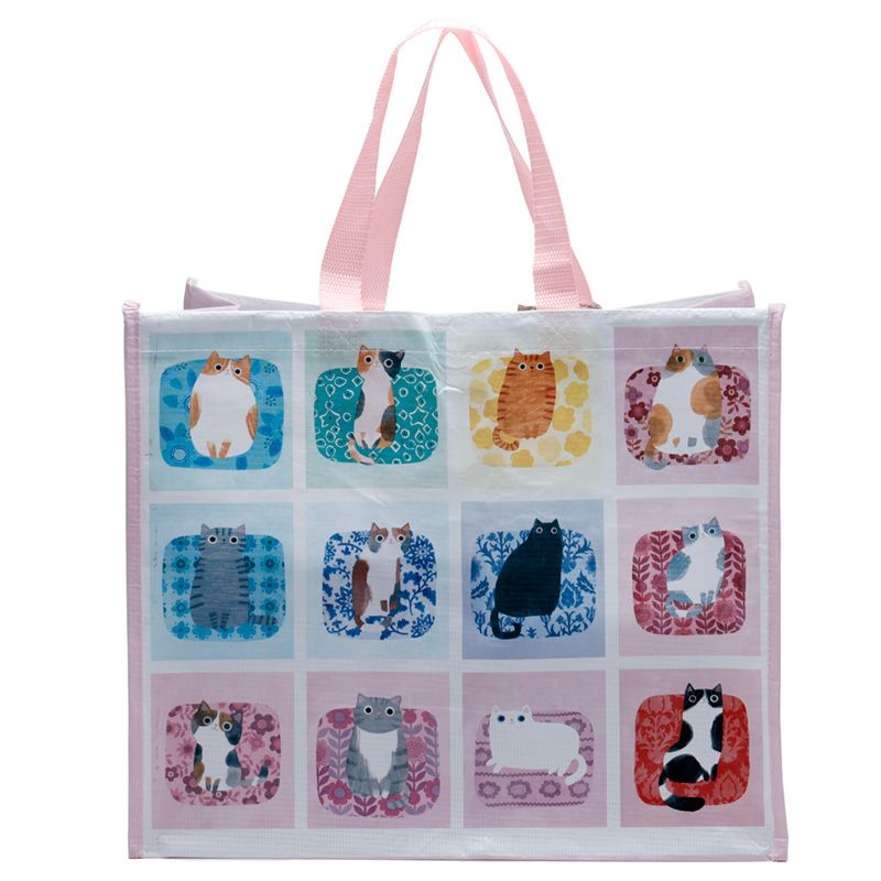 An adorable shopping bag from recycled materials, with lovely kitty illustrations from Angie Rozelaar. 'Planet Cat' collection. Perfect for your everyday shopping, plenty of space : 33cm X 40cm X 17cm. Material: RPET Recycled Plastic Bottles