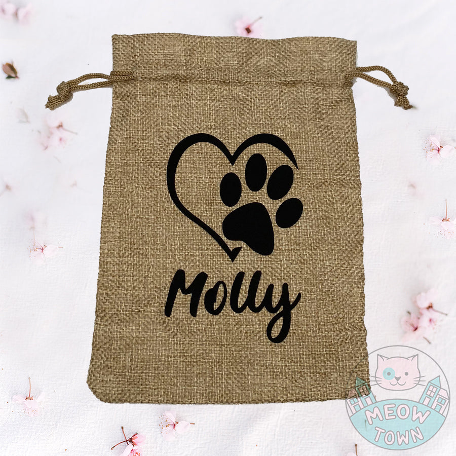 A lovely burlap bag with drawstrings for cat lovers and their furry little friends :) This little pouch is perfect as a gift bag for any occasions such as Christmas or Birthday, or use it as a treat bag for your four-pawed friend. Cute paw & heart design and personalised name