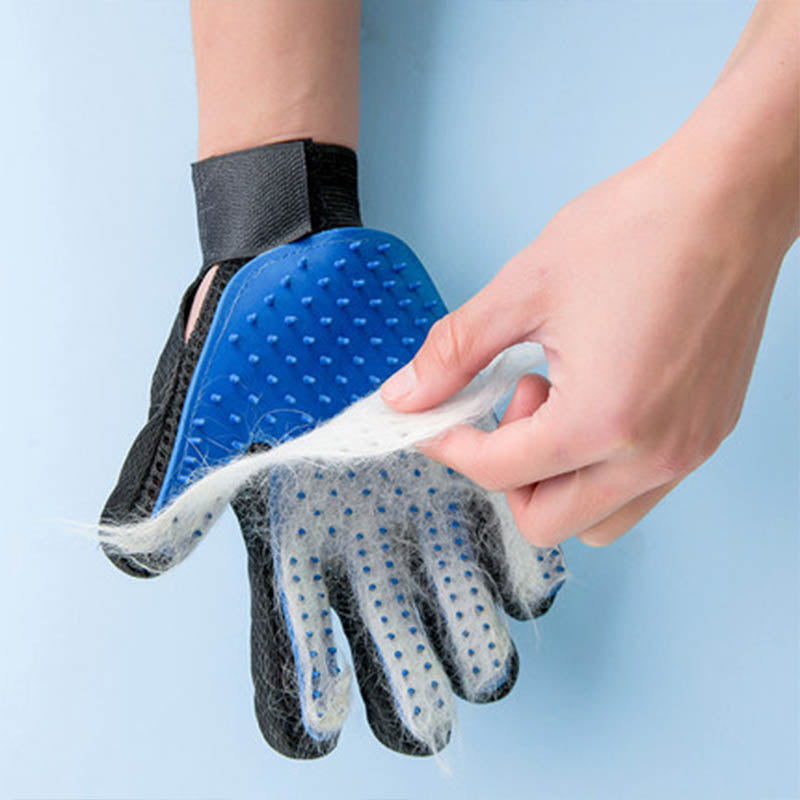 Groom your kitty with this super practical grooming glove, she/he will enjoy every moment of this soft massage for sure!  Very useful for both short and long haired cats to help them remove loose fur (yes, that means less fur on your clothes:))