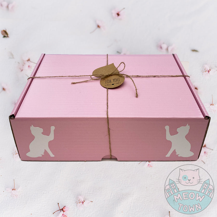 A cute gift box for cats in lovely presentation box. The gift box includes: -6pcs mice with catnip -5g extra strong Meow Town catnip -Teaser wand with feather -Rotating butterfly