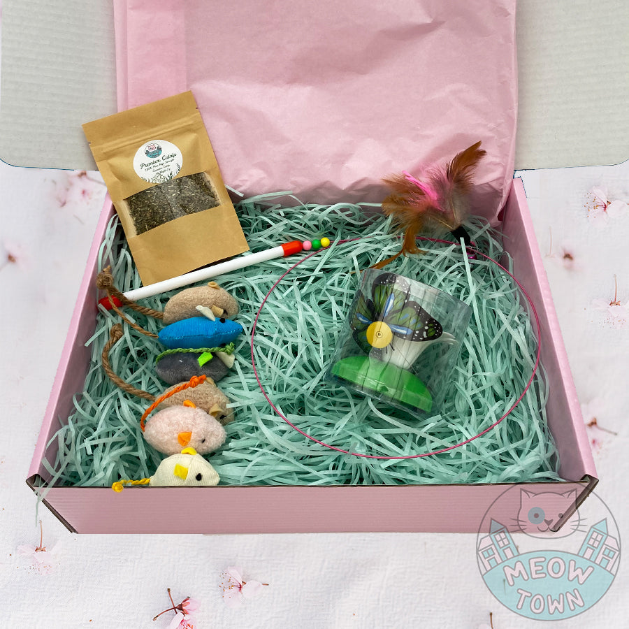 A cute gift box for cats in lovely presentation box. The gift box includes: -6pcs mice with catnip -5g extra strong Meow Town catnip -Teaser wand with feather -Rotating butterfly