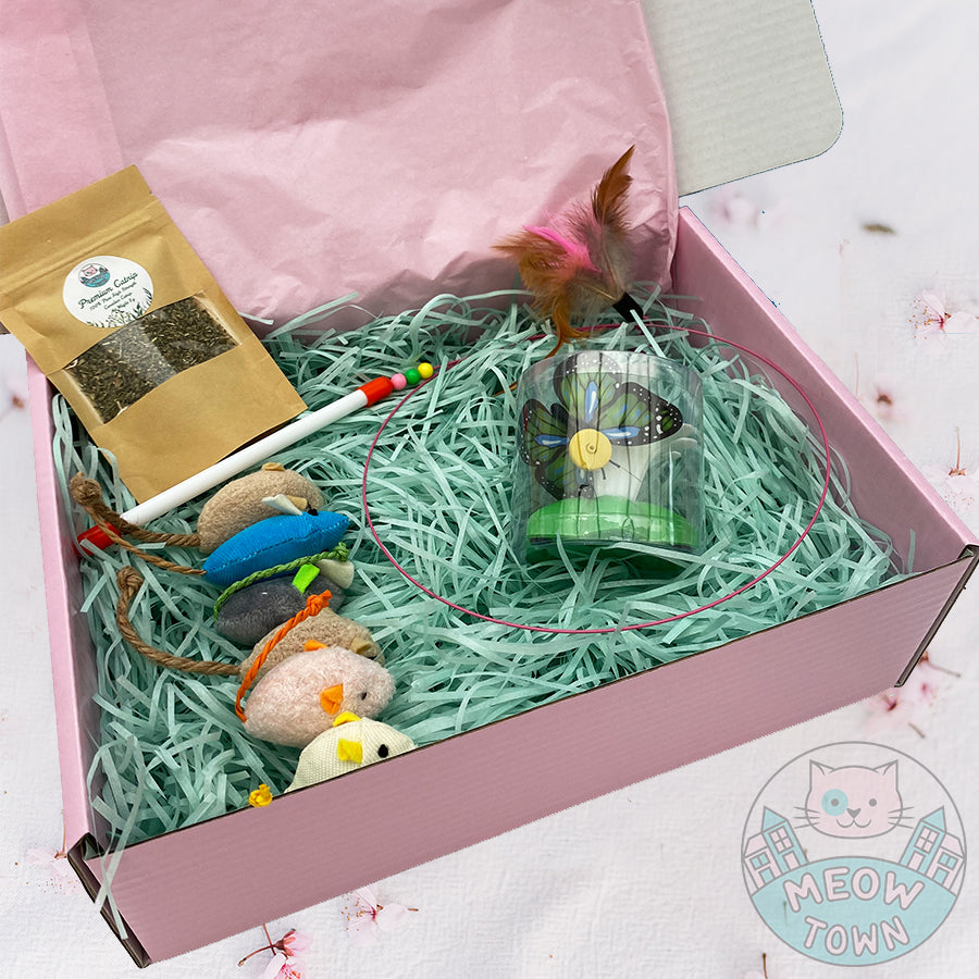 A cute gift box for cats in lovely presentation box. The gift box includes: -6pcs mice with catnip -5g extra strong Meow Town catnip -Teaser wand with feather -Rotating butterfly