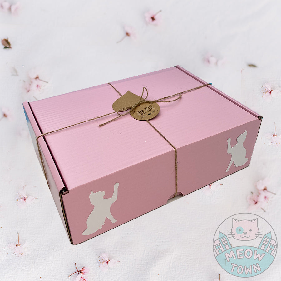 A fantastic selection of feline themed presents in a cute presentation box made exclusively for cat lovers. The gift box includes: -Faux fur keychain -Necklace - a cute kitty shape in heart