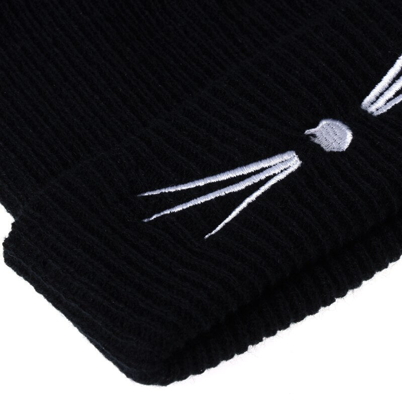 Cute, warm knitted hat with fluffy faux fur ears, specifically designed for the cat lover. Embroidered little nose and whiskers. Adults/teens size. Polyester, faux fur material. Suitable for autumn, winter and spring.
