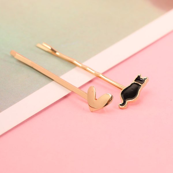 A lovely feline themed hairpins set with a cute black kitty and a heart design. Wavy shape, non-slip. Beautiful as a side hair clip, gold colour heart and black cat