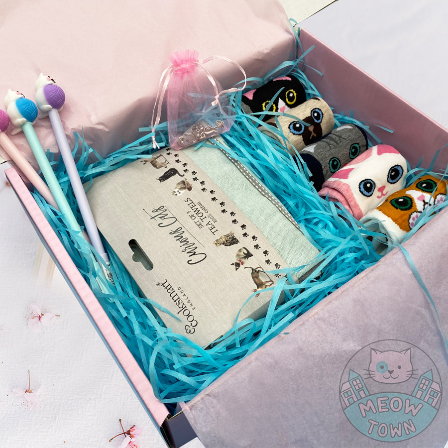 A fantastic selection of feline themed presents in a cute presentation box made exclusively for cat lovers.  The gift box includes: -Curious Cats tea towel set -5pcs ankle socks (one size, fits UK3-6) -crystal bracelet -3pcs black ink pen