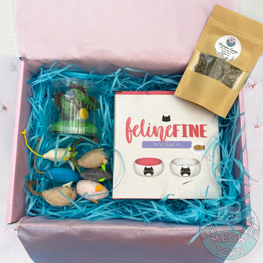 A cute gift box for cats in lovely presentation box. The gift box includes: -Ceramic food bowl -5g extra strong Meow Town catnip -6pcs mice with catnip -Rotating butterfly toy (1XAAA battery not included)