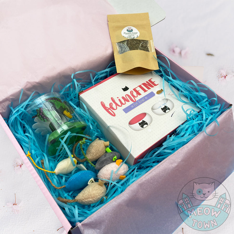 A cute gift box for cats in lovely presentation box. The gift box includes: -Ceramic food bowl -5g extra strong Meow Town catnip -6pcs mice with catnip -Rotating butterfly toy (1XAAA battery not included)