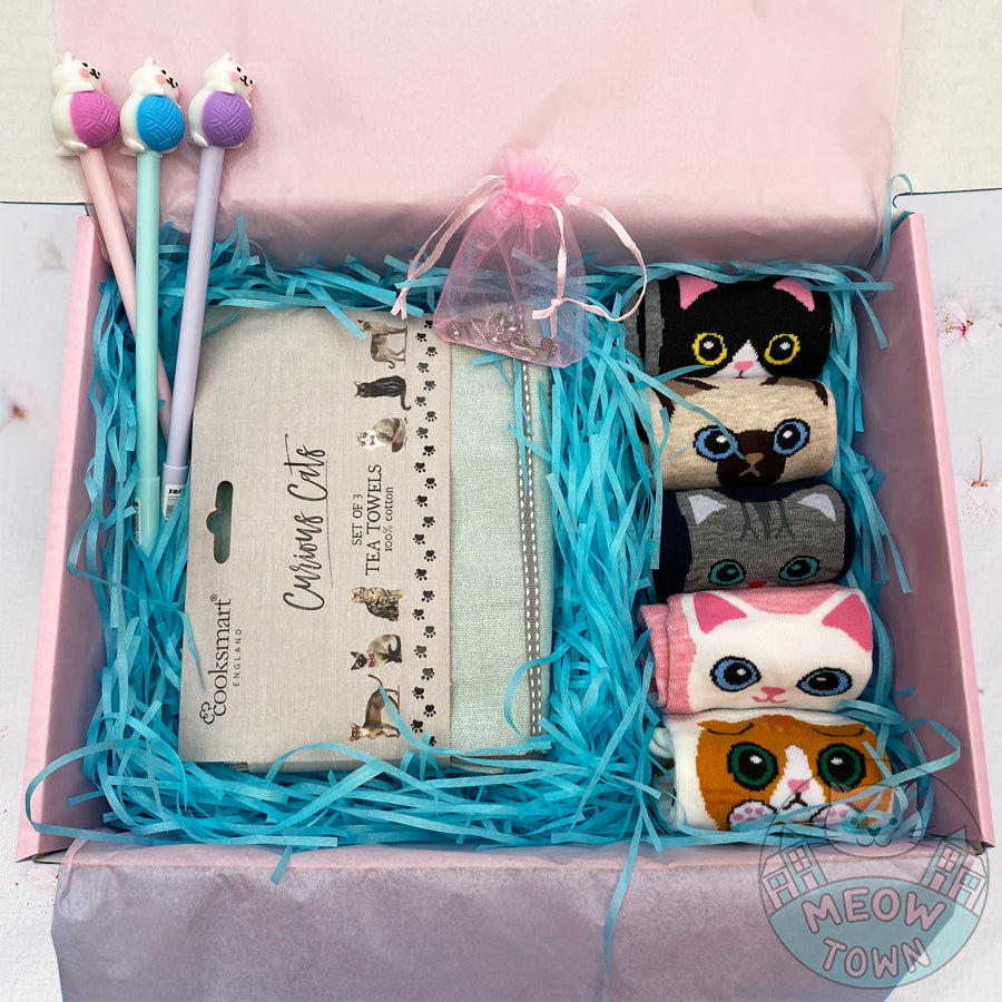 A fantastic selection of feline themed presents in a cute presentation box made exclusively for cat lovers.  The gift box includes: -Curious Cats tea towel set -5pcs ankle socks (one size, fits UK3-6) -crystal bracelet -3pcs black ink pen